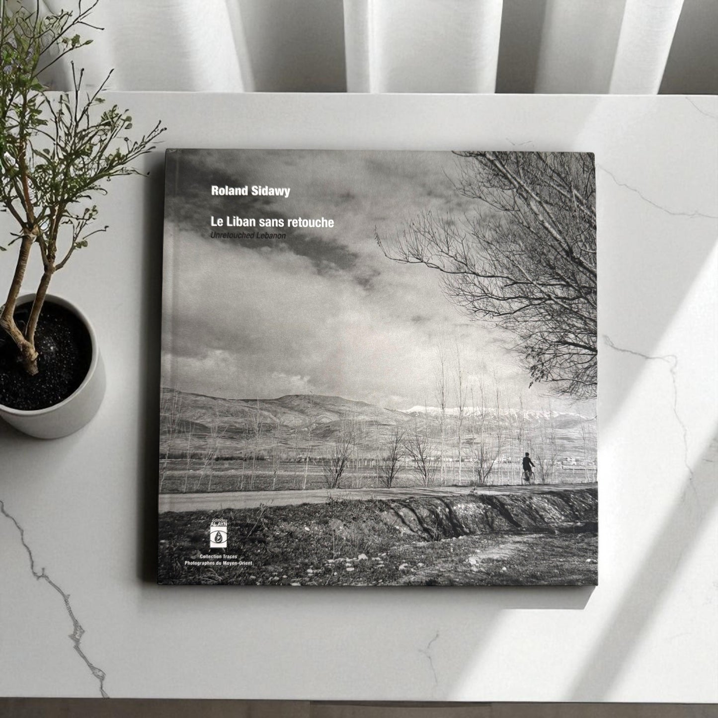 Book titled 'Le Liban sans retouche' by Roland Sidawy