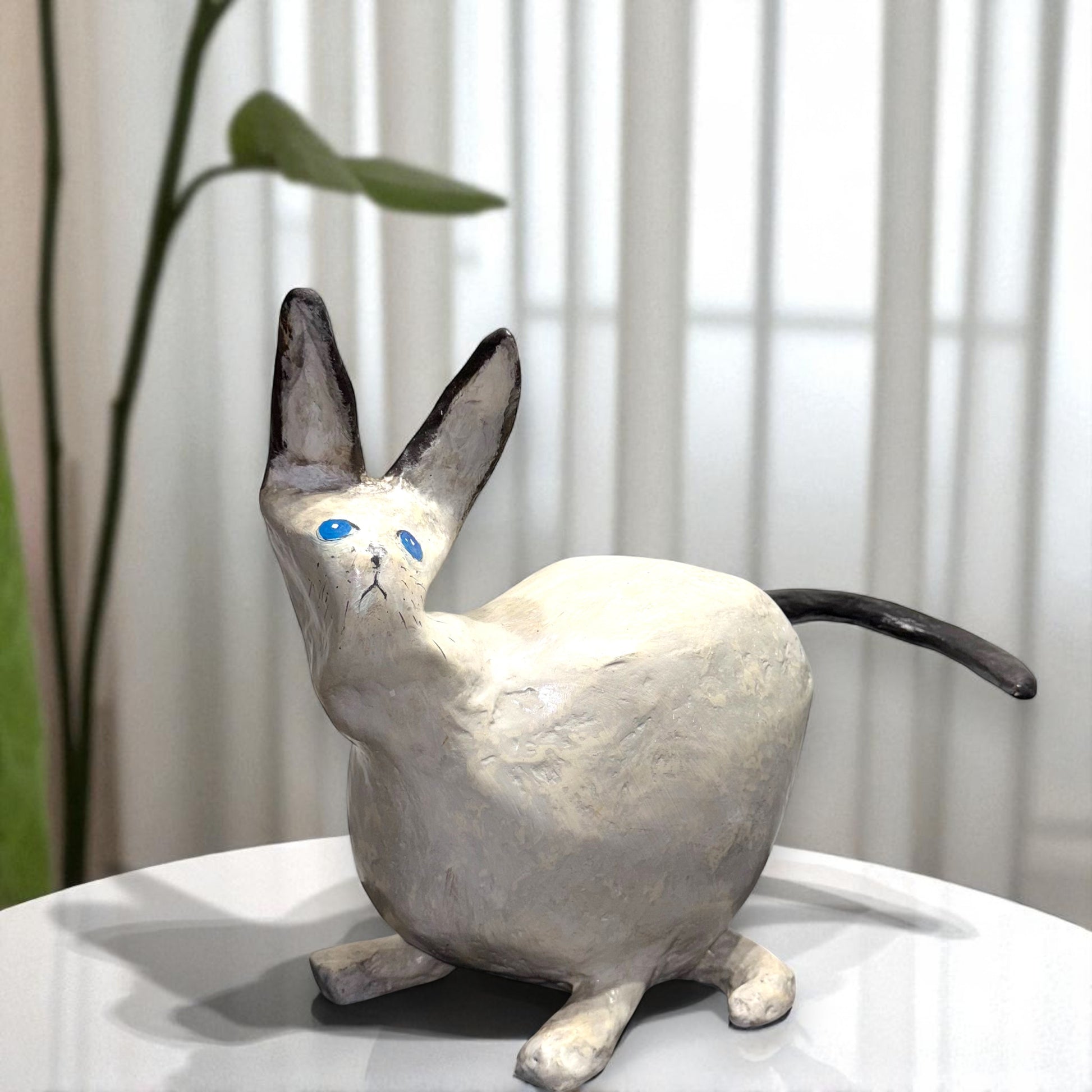 Cat sculpture with blue eyes 